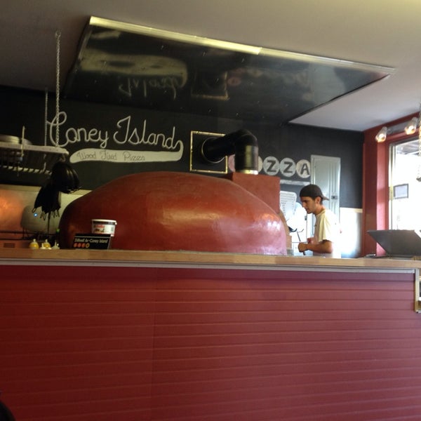 Das Foto wurde bei Coney Island Pizza von Lior Y. am 8/17/2014 aufgenommen