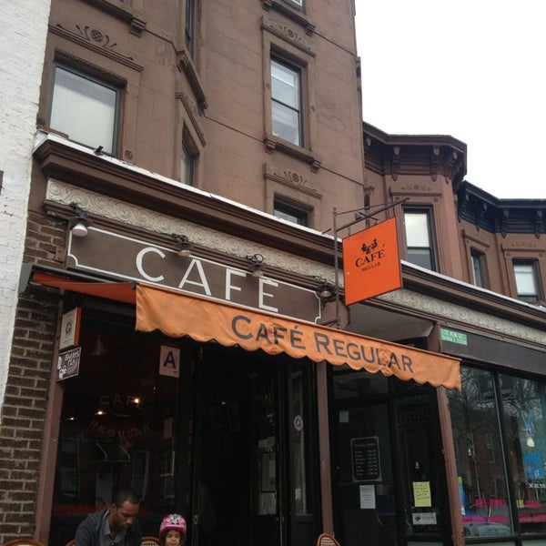 Foto tirada no(a) Café Regular por Chris em 4/10/2013