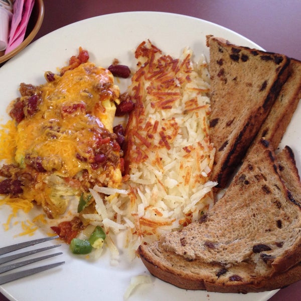 Снимок сделан в Omelette &amp; Waffle Café пользователем Mappyup 2/9/2015