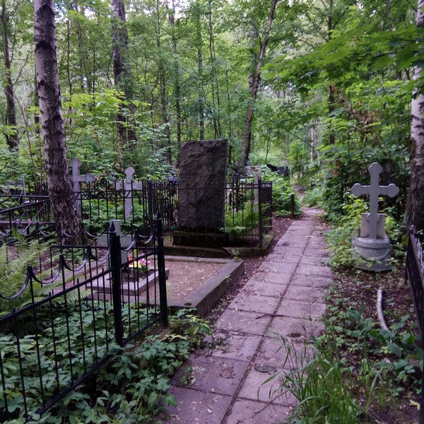 Большеохтинское кладбище заречная дорожка. Охтинское кладбище спб. Могилы большеохтинского кладбища. Большеохтинское кладбище могилы знаменитостей. Санкт-петербург большеохтинское кладбище большеохтинское кладбище.
