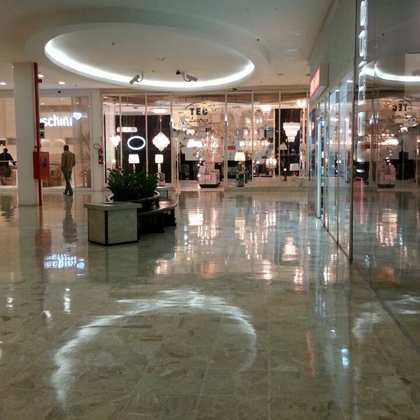Foto tirada no(a) Shopping Lar Center por sccpsho em 6/30/2013