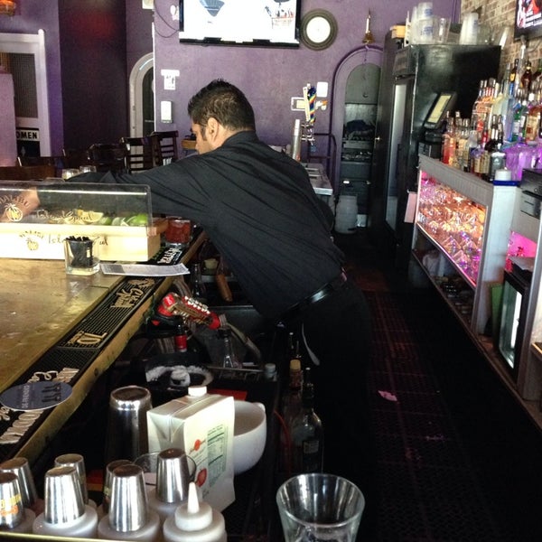 รูปภาพถ่ายที่ Paradise Bar &amp; Restaurant โดย Scott K. เมื่อ 3/30/2014
