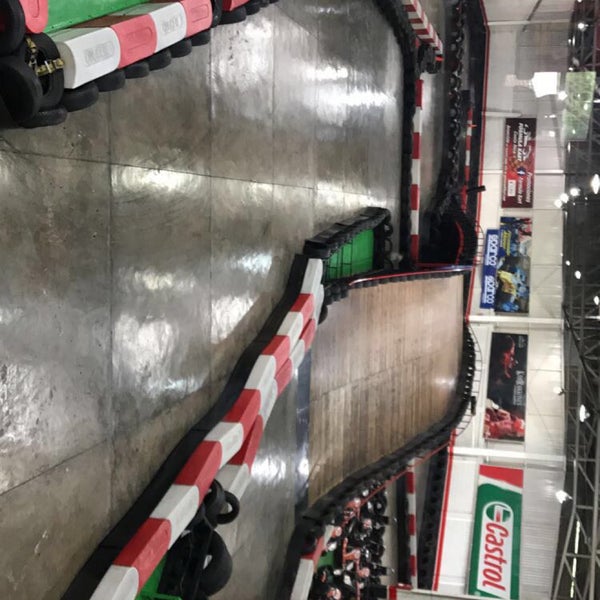 Foto tirada no(a) Formula Kart Indoor por Michelle V. em 7/19/2017