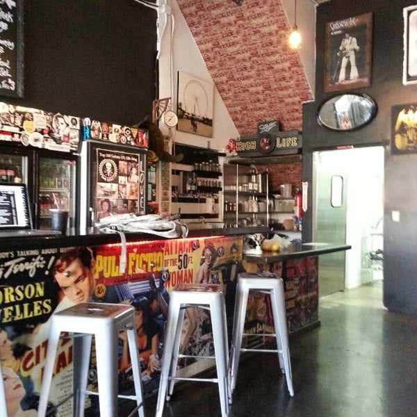 รูปภาพถ่ายที่ Nue Studio &amp; Cafe, Hollywood โดย Erin P. เมื่อ 3/13/2014