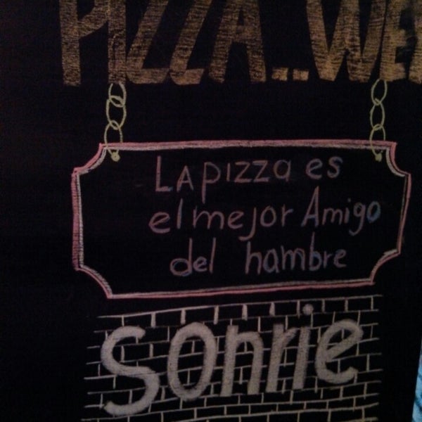 Foto tirada no(a) Pizza Wey por Checo&#39;u A. em 10/25/2014