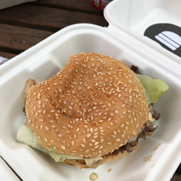 Foto tirada no(a) Bleecker Burger por Marc L. em 3/21/2018