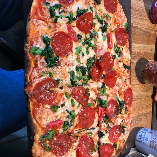 Das Foto wurde bei Waldy’s Wood Fired Pizza &amp; Penne von Marc L. am 5/11/2018 aufgenommen