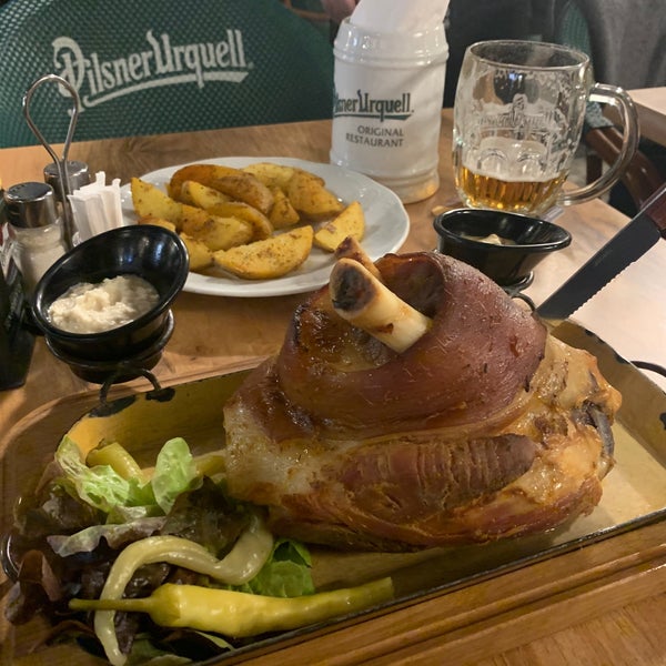 Foto scattata a Pilsner Urquell Original Restaurant Staroměstská da Pissok il 12/9/2019