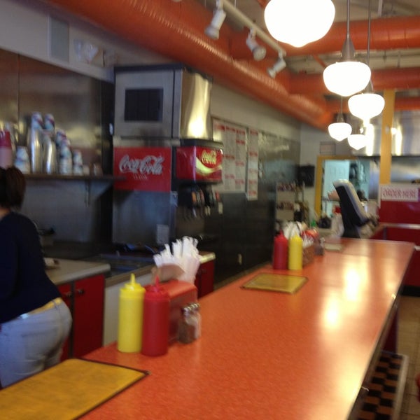Foto scattata a Moe&#39;s Burger Joint da Douglass D. il 3/27/2013