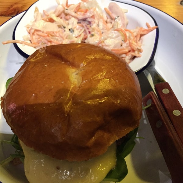 Foto scattata a Otto&#39;s Burger da Hironobu F. il 9/28/2015
