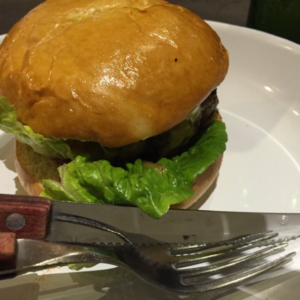 Foto scattata a Otto&#39;s Burger da Hironobu F. il 9/27/2015