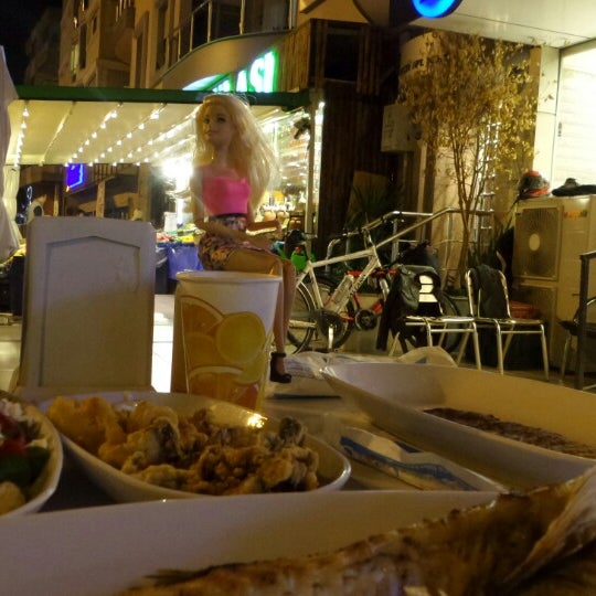 Foto tirada no(a) Balıkçı Barınağı Restaurant por Dilek em 4/11/2015