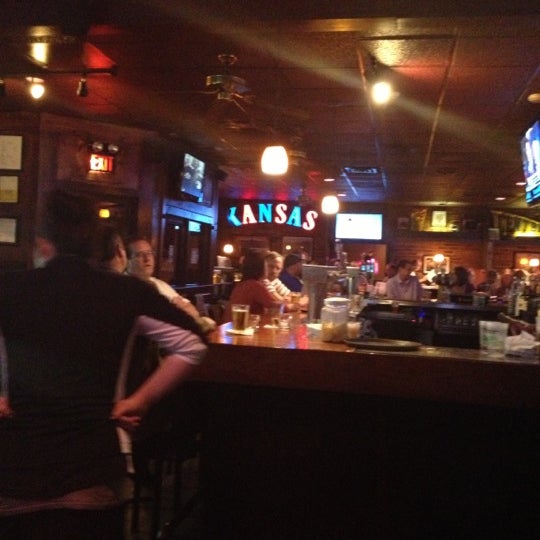 Foto diambil di Coach&#39;s Bar &amp; Grill oleh Joel A. pada 10/12/2012