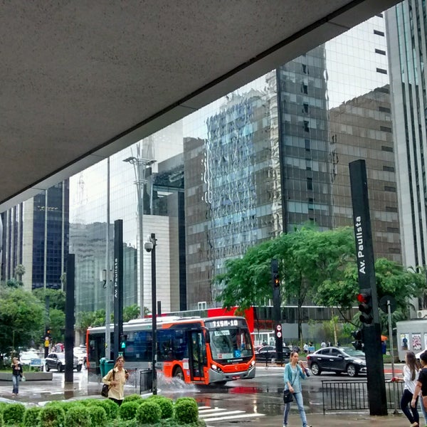 รูปภาพถ่ายที่ Avenida Paulista โดย Natalia C. เมื่อ 1/27/2017