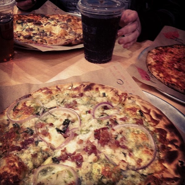 Foto diambil di MOD Pizza oleh Trista pada 12/29/2012