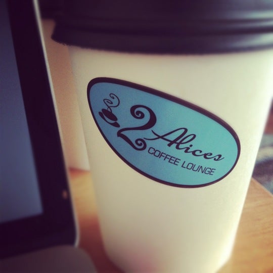 Foto tomada en 2 Alices Coffee Lounge  por Brian D. el 11/24/2012
