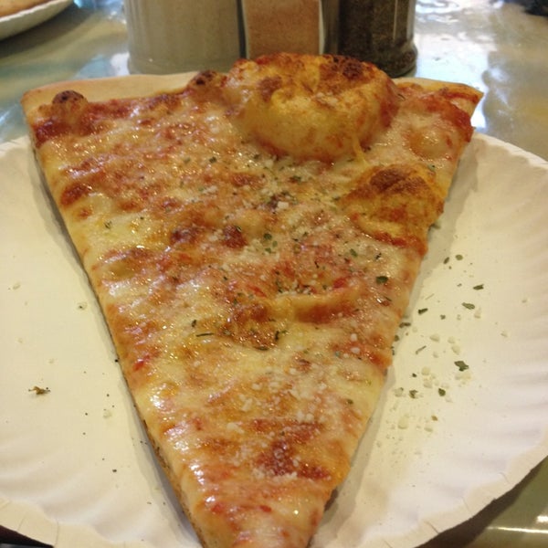 New York Slices Pizza Place In Highland Park