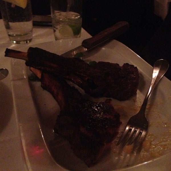 Foto diambil di Desmond&#39;s Steakhouse oleh Allan pada 10/30/2013