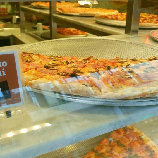 4/6/2016 tarihinde Zerochaphil O.ziyaretçi tarafından New York Pizza'de çekilen fotoğraf