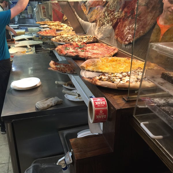5/10/2015 tarihinde Paul P.ziyaretçi tarafından Dimo&#39;s Pizza'de çekilen fotoğraf