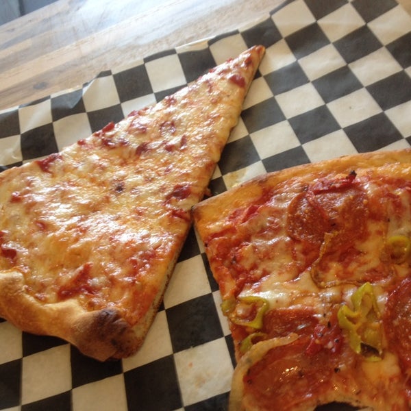 Foto tomada en Pizza Parts &amp; Service  por Thomas el 4/21/2014