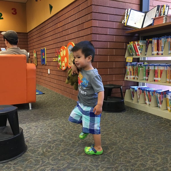 Foto tirada no(a) Sunnyvale Public Library por Steven L. em 6/17/2017
