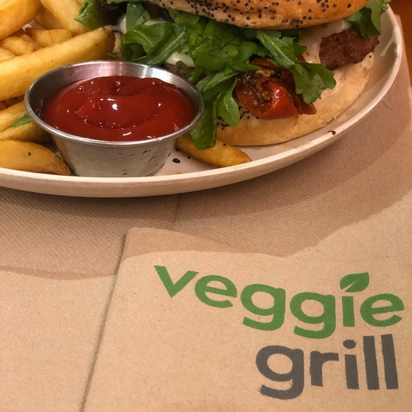 รูปภาพถ่ายที่ Veggie Grill โดย The Only Ess เมื่อ 10/14/2019