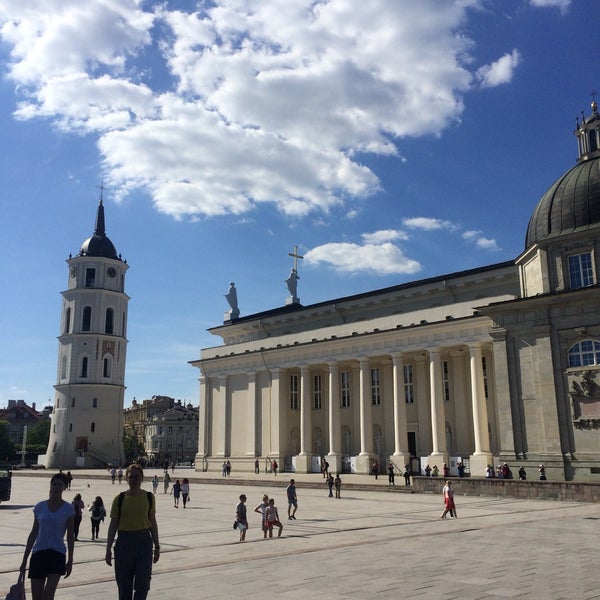 รูปภาพถ่ายที่ Katedros aikštė | Cathedral Square โดย Shcho T. เมื่อ 5/27/2018
