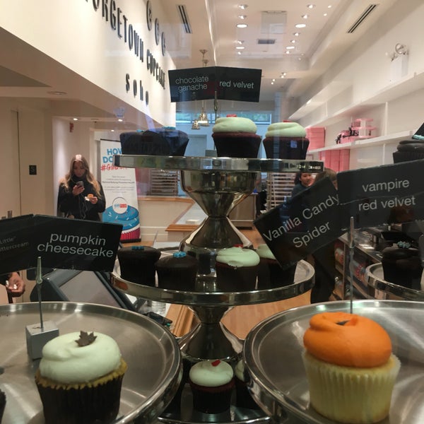 รูปภาพถ่ายที่ Georgetown Cupcake โดย Namü เมื่อ 10/26/2018