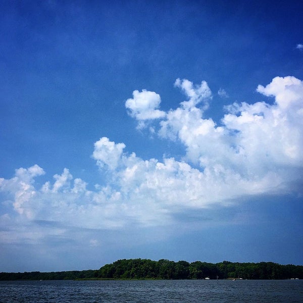 Foto diambil di Rhode River Marina oleh Jamie G. pada 7/26/2015