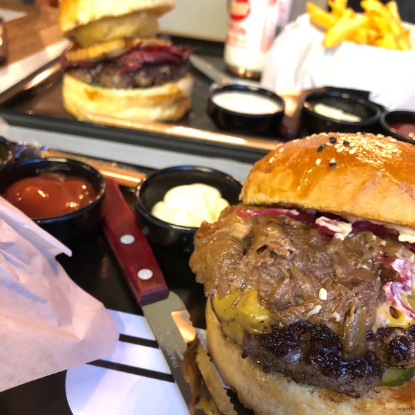 Foto diambil di Unique Burgers oleh Furkan Y. pada 4/23/2019