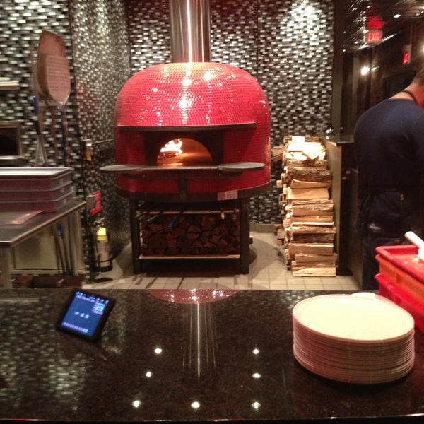 2/2/2013 tarihinde Daleziyaretçi tarafından Millies Old World Meatballs And Pizza'de çekilen fotoğraf
