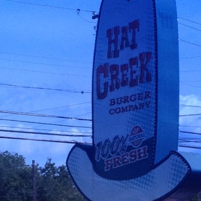 Foto diambil di Hat Creek Burger Co. oleh Rick P. pada 10/1/2012