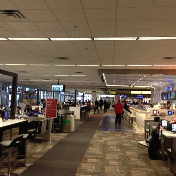 Снимок сделан в Международный аэропорт Миннеаполис/Сент-Пол (MSP) пользователем Denis 4/22/2013