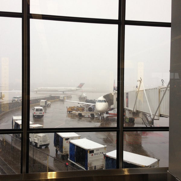 4/22/2013 tarihinde Denisziyaretçi tarafından Minneapolis–Saint Paul International Airport (MSP)'de çekilen fotoğraf