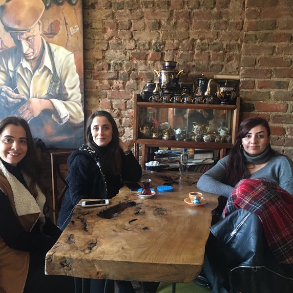 Das Foto wurde bei Müzelik Cafe Çengelköy von 🌸Gülşen🌸 am 2/23/2020 aufgenommen