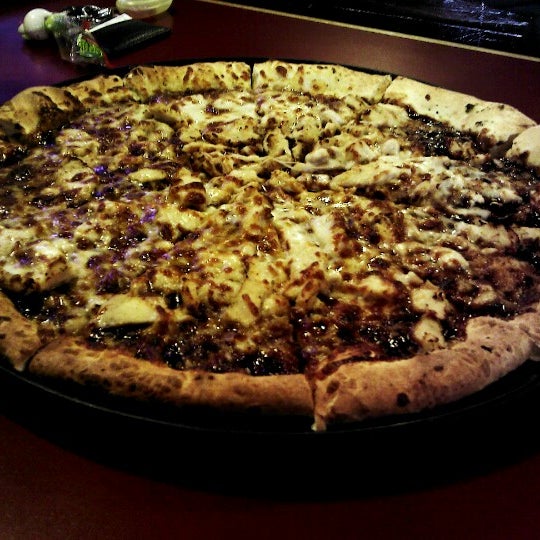 Das Foto wurde bei DoubleDave&#39;s Pizzaworks von Jeffrey S. am 10/7/2012 aufgenommen