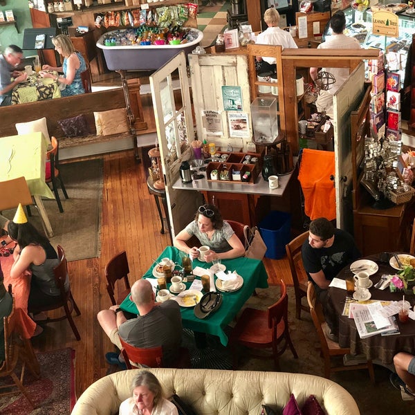 Foto tirada no(a) Beans in the Belfry Meeting Place and Cafe por Tim F. em 5/27/2018