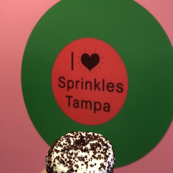 Das Foto wurde bei Sprinkles Tampa von Awesomenessj . am 10/29/2017 aufgenommen
