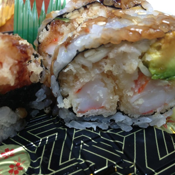 сет токио. руби суши. ролл с рубленным лососем сверху. шок сет суши маркет. руби суши.
