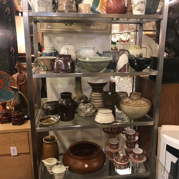 Foto diambil di Vintage Thrift Shop oleh Faith pada 5/11/2018