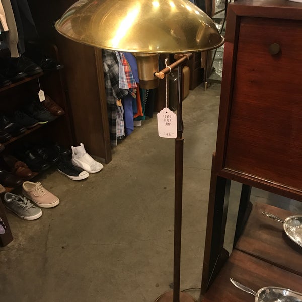 Foto diambil di Vintage Thrift Shop oleh Faith pada 5/11/2018