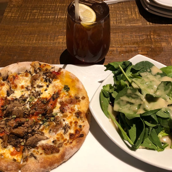 Снимок сделан в California Pizza Kitchen пользователем tad67jp 1/8/2018