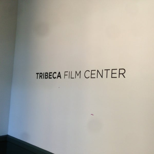 Foto tirada no(a) Tribeca Film Center por Krish A. em 6/25/2013
