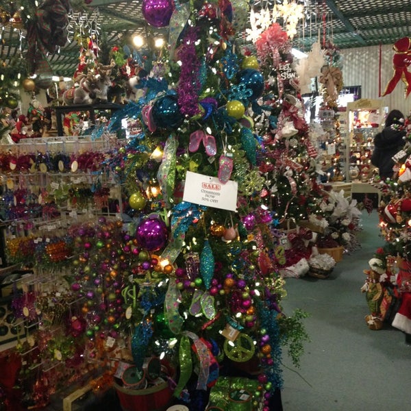 รูปภาพถ่ายที่ Christmas Factory โดย Randy N. เมื่อ 12/31/2012