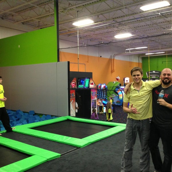 Foto tirada no(a) AirMaxx Trampoline Park por Shad C. em 1/12/2013