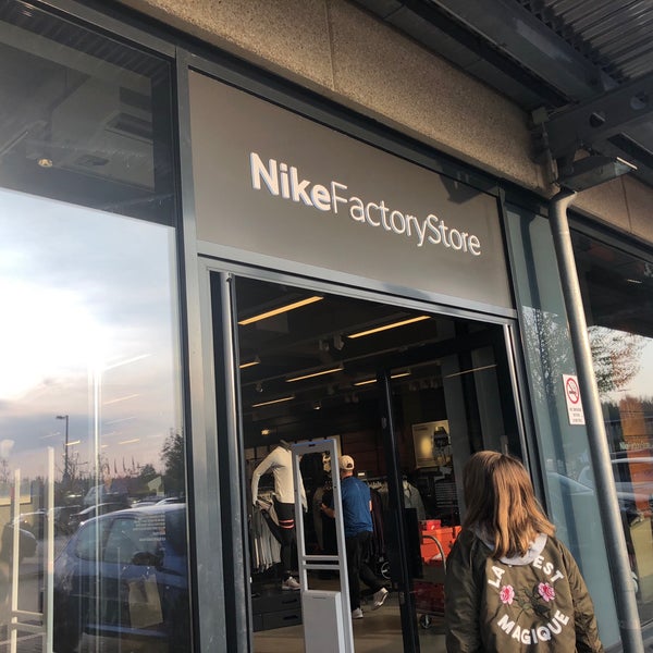Madurar bicapa amistad Nike Factory Store - Bekleidungsgeschäft