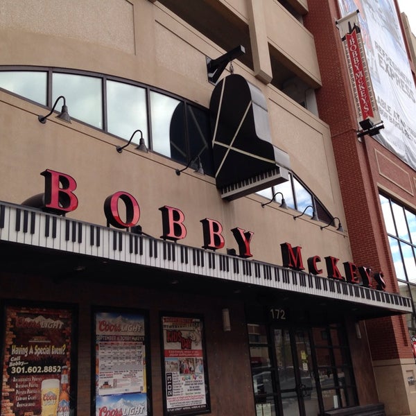 9/29/2013にJulie .がBobby McKey&#39;s Dueling Piano Barで撮った写真
