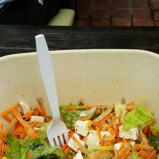 Foto scattata a Day Light Salads da Enrique m. il 9/23/2013