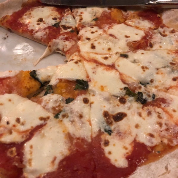 Das Foto wurde bei Fiamme Pizzeria Napoletana von Jules am 11/9/2019 aufgenommen
